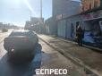 У Києві автівка вилетіла на узбіччя та знесла кілька кіосків