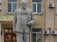 Так це ж його звинувачував Путін! У Генічеську окупанти встановили пам'ятник Леніну (фото)