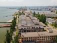 Найстаріше підприємство Маріуполя, засноване у 19 столітті: Окупанти зруйнували Азовський судноремонтний завод (відео)