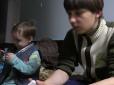 Старший дбав про малюка: У Рубіжному двоє дітей тиждень самі жили під обстрілами (відео)
