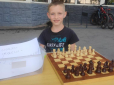 У шахи граєш - ЗСУ допомагаєш: На вулицях Луцька восьмирічний школяр збирає гроші на армію