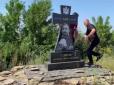 Окупанти на Донеччині знищили пам'ятник Герою України Василю Сліпаку (відео)