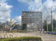 Згорілі авто та уламки навколо: Як виглядає центр Вінниці після ракетного удару росіян (фото)