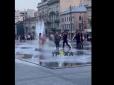 Правоохоронцям довелося лізти у фонтан: У центрі Львові поліцейські наздоганяли зовсім голу жінку (відео 16+)
