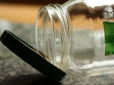 Як легко відмити скляні банки від етикеток і клею -  прості і доступні способи