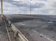 Росіяни спішно будують з барж понтонну переправу через Дніпро впритул до Антонівського мосту. Як просувається 