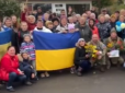 З прапорами, сльозами і квітами: Львівські десантники показали, як їх зустріли місцеві в деокупованій Богуславці (відео)
