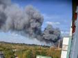 Спочатку пролунали кілька вибухів: В окупованому Донецьку розгорілася потужна пожежа (відео)