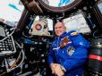 Російський космонавт, який позував на МКС з прапорами 