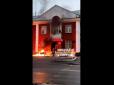 Непогано вийшло: У російському Кемеровому місцева мешканка підпалила військкомат (відео)