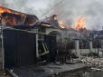 Почалася пожежа, є жертви: Росіяни обстріляли житловий район Херсона
