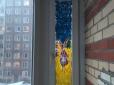 Петербуржці розмалювали вікно у синій і жовтий кольори, на них поскаржилися в поліцію (фото)