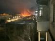 Густий дим видно навіть у темряві: В окупованому Бердянську прогриміли потужні вибухи біля аеродрому (фото)