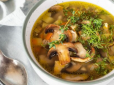 Щоб не чорніли гриби у супі: Ось що треба додати у воду під час варіння