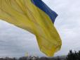 Ні, не для наруги: В Одесі хлопець знімав прапори України