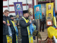 Загиблого воїна відспівували біля церкви: На Буковині священник УПЦ МП не відкрив храм для похорону