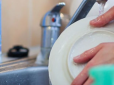 Як відмити жирний посуд без гарячої води та хімічних засобів - три ефективні способи