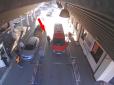 Інцидент на Закарпатті: Водій-переправник здав підсадженого пасажира, тільки-но помітив наближення прикордонників (відео)