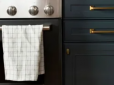 Чому кухонний рушник не можна вішати на ручку духовки - ви навіть не здогадувалися