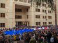 У центрі Тбілісі на акції протесту лунав гімн України