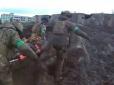По коліна в багнюці й під обстрілами: Українські воїни показали, як рятують побратимів у Бахмуті (відео)