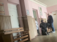 Благав навколішки перед кабінетом: У поліклініці Києва не прийняли хворого дідуся, розгорівся скандал