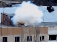 Український дрон-камікадзе ювелірно знищив російську ПЗРК на даху багатоповерхівки (відео)