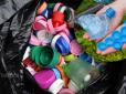 Виявляється - дорогоцінна річ: Навіщо люди тоннами збирають пластикові кришки від пляшок і як використовують повторно (відео)