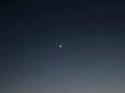 Зустрілися Місяць з Венерою: У небі над Україною спостерігається незвичне явище (фото)