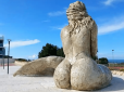 Надприродньо сексуальна: Новоявлена статуя русалки в південноіталійському містечку викликала бурхливу дискусію в усій країні (фотофакти)