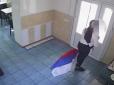 У кафе окупованого Мелітополя дівчина зірвала російський прапор, її змусили вибачатися (відео)