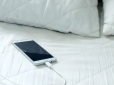 Дуже погана ідея: Чому не варто спати поруч зі смартфоном, що заряджається