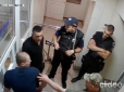 У Чернівцях ТЦК та поліція нібито залучили бандита, який вибивав з чоловіків згоду на мобілізацію, розгорівся скандал (відео)