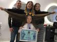 Ще ніколи в житті не стриглася: 7-річна киянка визнана володаркою найдовшого волосся в Україні