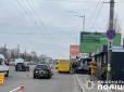 Авто влетіло у зупинку на повній швидкості: У Києві сталася смертельна ДТП (фото)