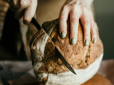 Чому починати різати хліб потрібно не з окрайця, а з середини буханця - несподіване пояснення