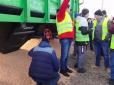 Збитки доведеться відшкодовувати: Влада Польщі пообіцяла покарати фермерів-протестувальників, котрі висипають українське зерно