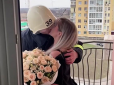 На п'ятий поверх спецдрабиною: На Одещині рятувальник оригінально зробив пропозицію коханій (відео)