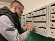 ​Жителі багатоповерхівок міст України почали знаходити дивні мітки на поштових скриньках: Стало відомо, що відбувається