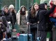 Частині українців, які виїхали за кордон, можуть скасувати виплати: Стало відомо, кому саме