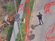 Зробив контрольний постріл у голову: У Москві чоловік у чорному жорстоко застрелив перехожого (відео)