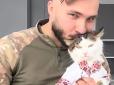 Наймодніший котик ЗСУ: Військовослужбовець показав свого улюбленця у різних вишиванках (фото)