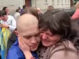 Неймовірно зворушлива сцена: На Чернігівщині батьки зустріли сина, який повернувся з російського полону (відео)