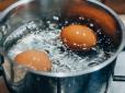 Є секрет! Що кинути у воду при варінні яєць, щоб шкаралупа з них злітала за секунду