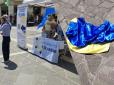 Зірвав прапори та вигукував образи: В Італії невідомий напав на волонтерів, які збирали підписи за вступ України до ЄС
