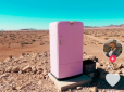 Це не міраж: Посеред африканської пустелі спраглих мандрівників очікував одинокий рожевий холодильник з прохолодними напоями (фото, відео)
