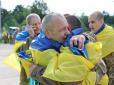 Наші вдома! Україна повернула ще одну групу оборонців, серед обміняних є офіцери (фото, відео)