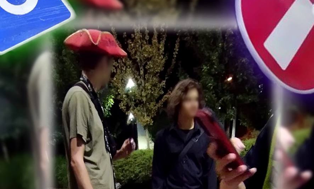 У Чернігові двоє перехожих вкрали дорожні знаки 