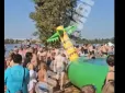 Малюки дуже злякалися: У Києві на пляжі надувна гірка впала разом із дітьми (відео)
