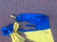 Очевидці намагалися перешкодити: У Кропивницькому чоловік зірвав прапор України й топтав його ногами